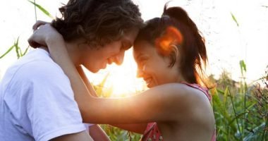 una-pareja-abrazada